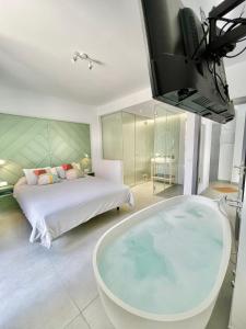Postel nebo postele na pokoji v ubytování Taucho - private, heatable pool, BBQ, 4 bedrooms - Vivienda vacacional