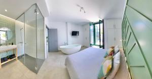 Postel nebo postele na pokoji v ubytování Taucho - private, heatable pool, BBQ, 4 bedrooms - Vivienda vacacional