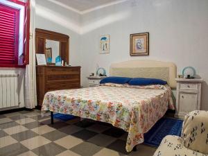 a bedroom with a bed and a dresser at B&B I Mari in Torpè