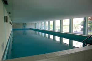 a large swimming pool in a building at Ferienwohnung K+M+B am Ossiacher See - Jerry in Bodensdorf