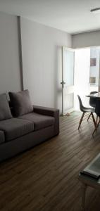 uma sala de estar com um sofá e uma mesa em Apto 3 quartos Beira Mar Prox de Recife no Recife