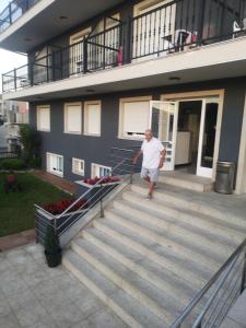 un hombre subiendo las escaleras de una casa en Hotel Ronsel en Montalvo