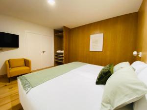 A bed or beds in a room at Villas Calhau da Lapa 51