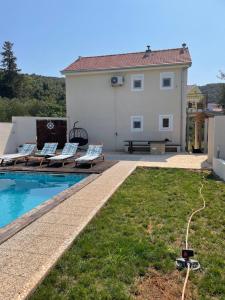 Bazén v ubytovaní Holiday Home Antonija alebo v jeho blízkosti