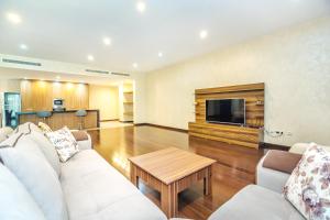 Un televizor și/sau centru de divertisment la Port Baku Residance Family Room 710 A