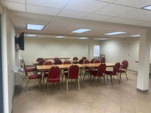 a conference room with a long table and chairs at Riverleaf Inn Mission Valley in San Diego