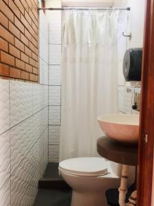Bilik mandi di Runaway Eco Hotel