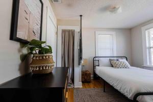 Highrise Bungalow - 2 blocks from Jax Beach!