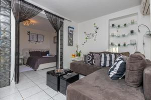 een woonkamer met een bank en een bed bij Apartment Rippl in Crikvenica