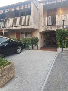 a black car parked in front of a building at Studio Mag'Aline in Saint-Cyr-sur-Mer