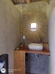 La salle de bains est pourvue d'un lavabo sur un comptoir en bois. dans l'établissement Casa Xadani, à Cerro Largo