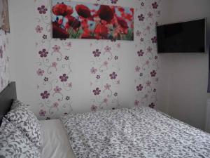 シオーフォクにあるApartment in Siofok/Balaton 33781の花柄の壁紙を用いたベッドルーム1室