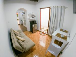ein Wohnzimmer mit einem Sofa und einem Tisch in der Unterkunft Nature & Travelers in Tarapoto