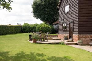 Puutarhaa majoituspaikan Immaculate barn annexe close to Stansted Airport ulkopuolella