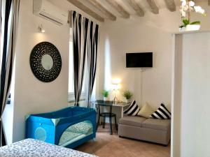 1 dormitorio con cama, sofá y mesa en Santa Croce Garden Apartment en Florencia