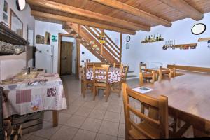 ห้องอาหารหรือที่รับประทานอาหารของ Rifugio Escursionistico La Ruà