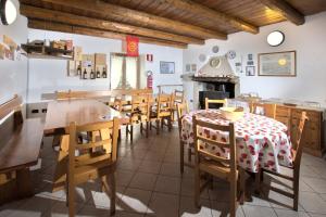 - une cuisine et une salle à manger avec une table et des chaises dans l'établissement Rifugio Escursionistico La Ruà, à Macra
