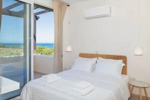 Posteľ alebo postele v izbe v ubytovaní Olea House Kyparissia 80m from the sea