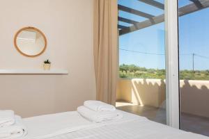Posteľ alebo postele v izbe v ubytovaní Olea House Kyparissia 80m from the sea