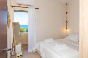 Posteľ alebo postele v izbe v ubytovaní Olea House Kyparissia 80m from the sea