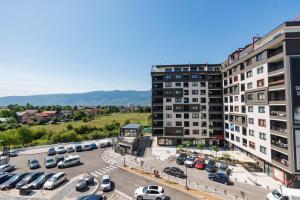 een luchtzicht op een parkeerplaats in een stad bij Elite One Premium Apartment in Sarajevo
