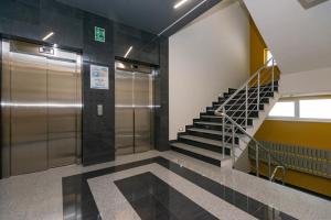 een hal met roltrappen en trappen in een gebouw bij Elite One Premium Apartment in Sarajevo