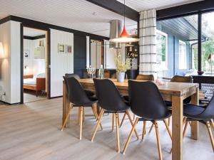 En restaurang eller annat matställe på 7 person holiday home in Aakirkeby