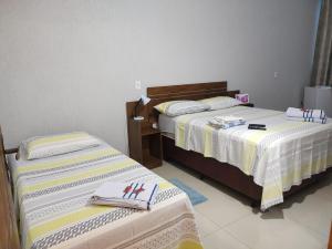 two beds in a room with two bedsvisor at Hospedagem Elite térreo in Cunha