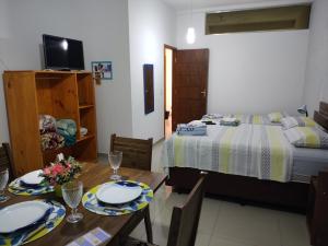 Camera con tavolo da pranzo e letto di Hospedagem Elite térreo a Cunha