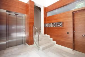 uma escada numa casa com paredes de madeira e um elevador em APBCN Eixample Center em Barcelona