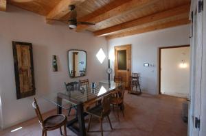 une salle à manger avec une table et des chaises et un plafond dans l'établissement L' Alcova Del Conte, à Dragoni