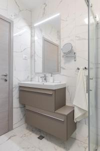 Kúpeľňa v ubytovaní Elysian Zen Luxury Apartment - Two Bedroom Apartment with Terrace and Sea View
