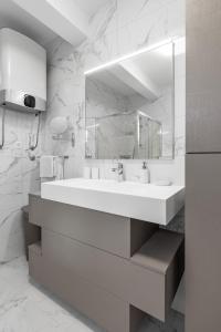 Kúpeľňa v ubytovaní Elysian Zen Luxury Apartment - Two Bedroom Apartment with Terrace and Sea View