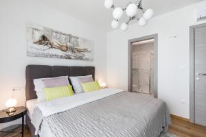 Posteľ alebo postele v izbe v ubytovaní Elysian Zen Luxury Apartment - Two Bedroom Apartment with Terrace and Sea View