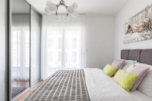 Posteľ alebo postele v izbe v ubytovaní Elysian Zen Luxury Apartment - Two Bedroom Apartment with Terrace and Sea View