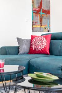 Posedenie v ubytovaní Elysian Zen Luxury Apartment - Two Bedroom Apartment with Terrace and Sea View