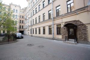 una calle vacía con un coche aparcado al lado de un edificio en Mini Hotel na Nevskom 136, en San Petersburgo