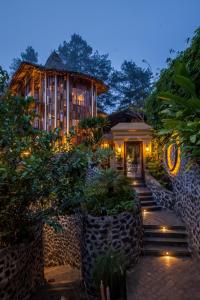 KintamaniにあるTira Vilagna Suites & Spaの建物前の灯り家