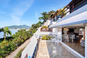 ウバトゥバにあるFrente pro MAR, linda VISTA, com piscina e 2 Suítes, no centro de Ubatuba, RECANTO 4の海の景色を望む家の屋外バルコニー