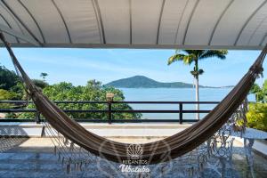 ウバトゥバにあるFrente pro MAR, linda VISTA, com piscina e 2 Suítes, no centro de Ubatuba, RECANTO 4の水辺を見渡すバルコニー(ハンモック付)