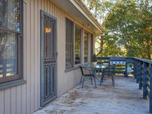 Balkoni atau teres di Gumtree Cottage Hawks Nest