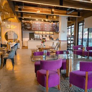 Lounge nebo bar v ubytování Grand Edge Hotel Semarang - CHSE Certified