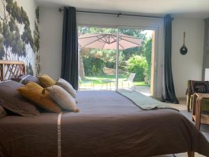 Postel nebo postele na pokoji v ubytování Chambre en Drôme Tropicale