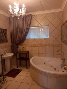 Ett badrum på Michael-Angelo guest house