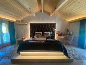 A bed or beds in a room at Lodge Jardin Secret - Propriétés Mont Amour