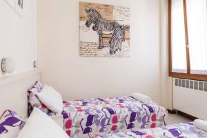 une chambre avec un lit et une photo d'un zèbre dans l'établissement Residence RivaAzzurra Appartamento, à Milano Marittima