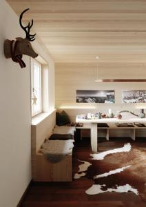 Habitación con escritorio y cabeza de ciervo en la pared. en Alpenrose Boutique Chalet Gretl, en Ramsau am Dachstein