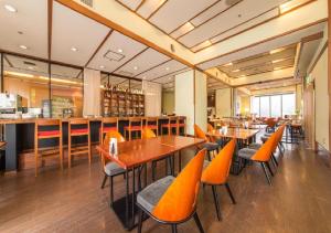 a restaurant with tables and chairs and a bar at APA Hotel Kanazawa-Nomachi in Kanazawa