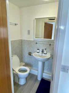 A bathroom at Family Friendly Maritime Apartment