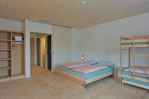 Una cama o camas en una habitación de St. Moritz Youth Hostel